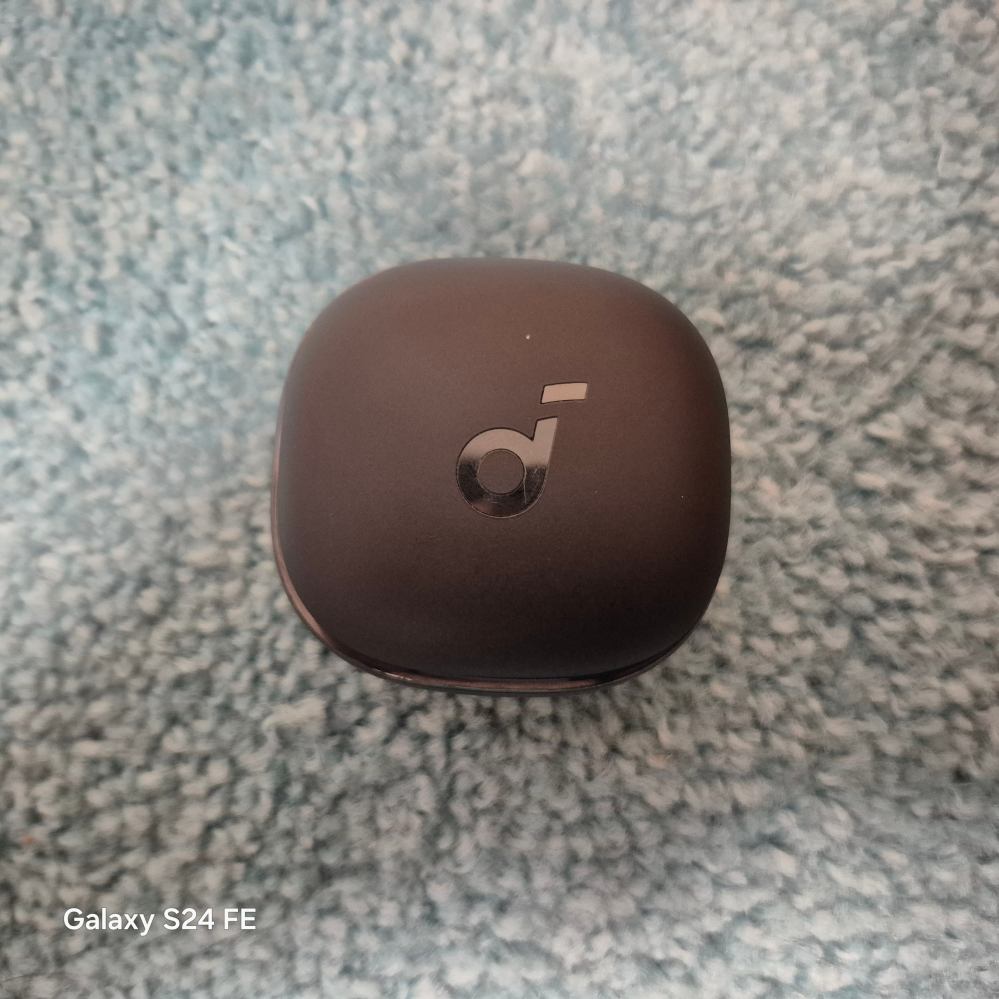 SoundcoreLiberty4を愛用して1年ほど。最近、ケースを閉じて