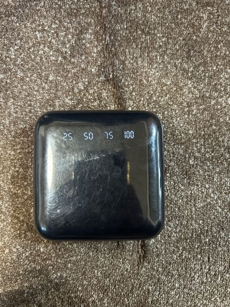 父親が持ってたら充電器なんですけど、それぞれなんの数字か分かりますか？ 父に聞いても分からんと。
