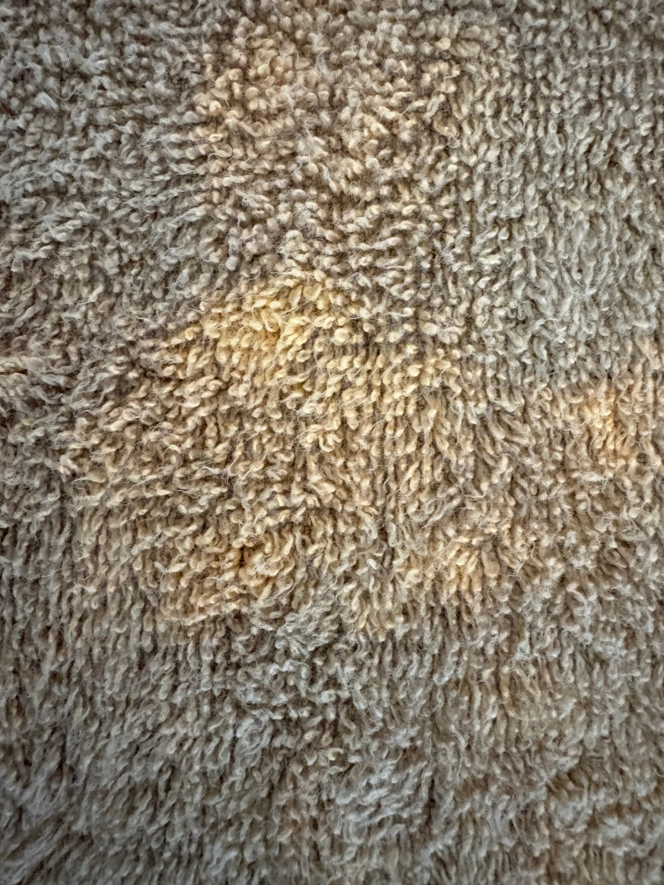 洗濯したら部分的に色落ちしてしまったのですが、何が原因でしょう