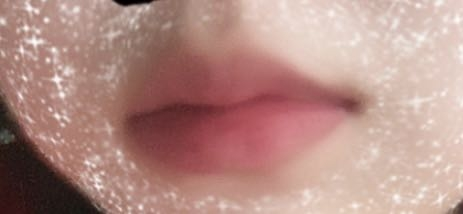 SNOWで可愛いのを探してた時に、加工後のこの唇がすごく好みで、こういうふわふわ唇になれる方法ありませんか！追加でこういうリップも教えてくれると嬉しいです。 実際はガサガサでこんな可愛い色してません泣