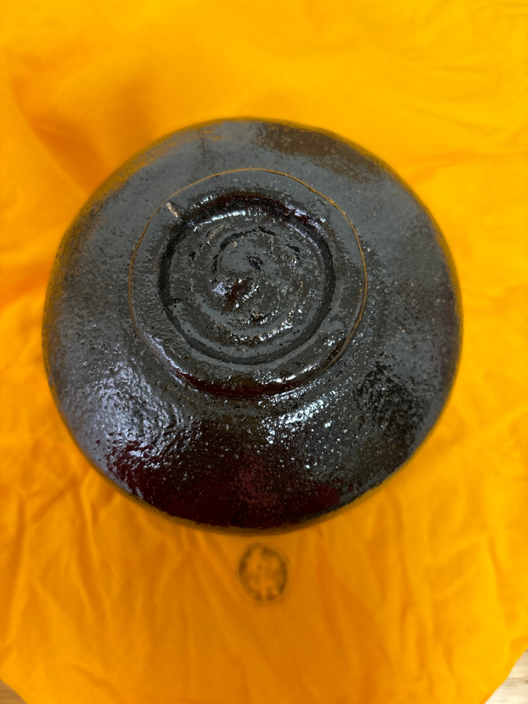 楽焼茶碗についての質問です？ 川崎和楽の大黒抹茶茶碗を譲り受けました。 箱書や中に入ってる栞には、和楽の印や名が入ってますが茶碗本体には印がありません。楽茶碗で印が無い場合もあるのでしょうか？