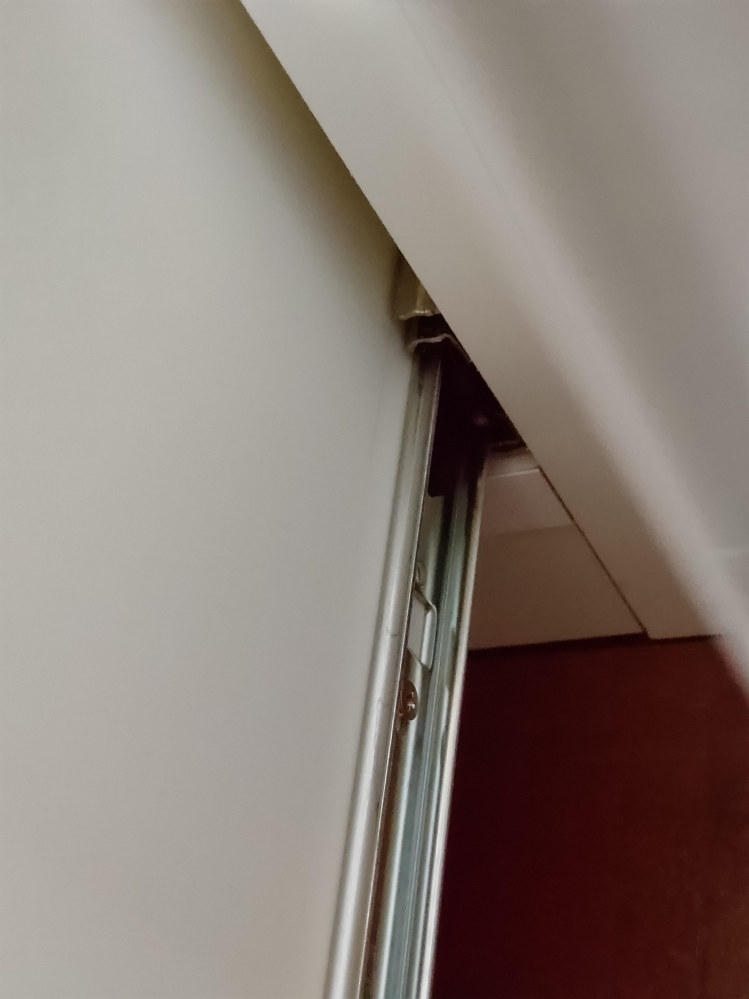 食器棚の引き出しのスライドレールが片方動かなくなりました。開ける 