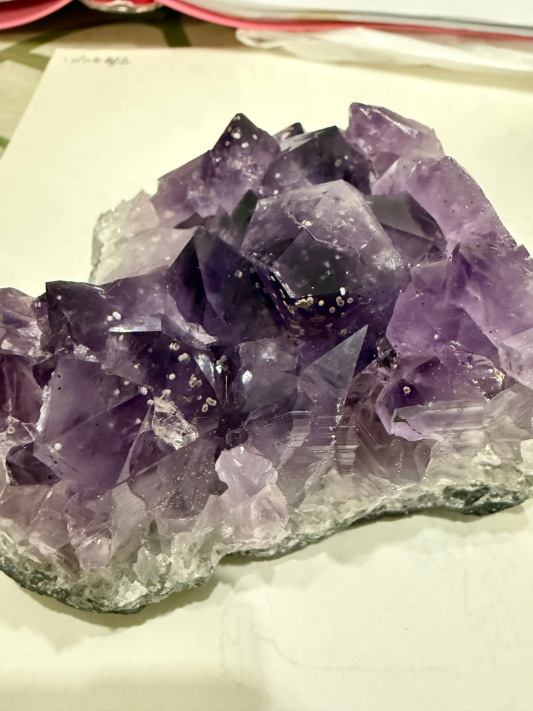 アメジストクラスターについて質問です。 結晶の中にある白いぷつぷつは何かわかりますか？