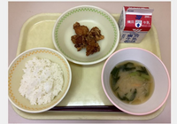 昨今の学校給食は、こんなに少ないのでしょうか？
貼り付けた画像は、横浜市の学校給食らしいです。


まりなちゃん https://x.com/t2PrW6hArJWQR5S/status/1912892333949067708
ちょっと、奥さん、左が衆議院食堂の「板長おすすめの定食（950円）」、右が横浜市の学校給食ですってよ！国会議員は日本の未来を担う子どもにこんな粗末なご飯を食...