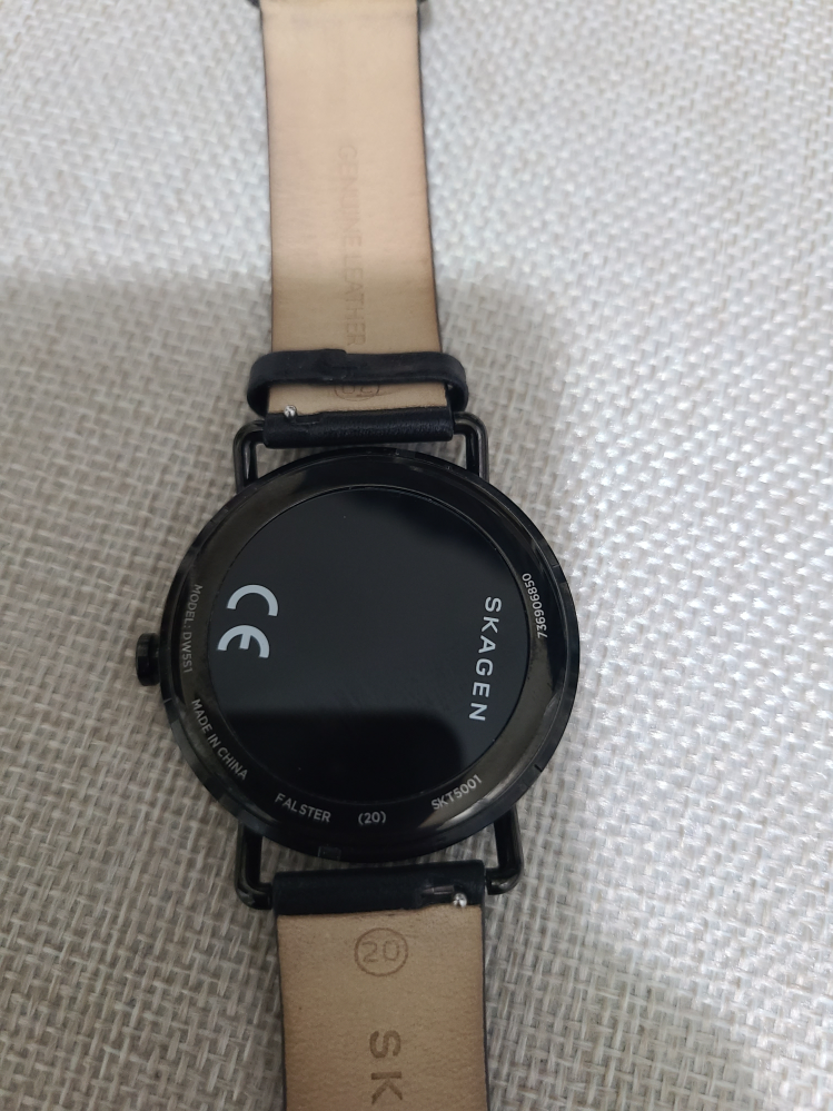 スカーゲンSKT5001のスマートウォッチの充電の仕方が分かりません。 頂き物でどのような充電器を用意すればいいのか分かる方がいたら教えていただきたいです。 写真は時計の裏側です。