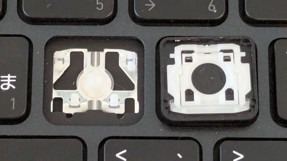 パソコンのキートップのはめ方がわからなくて困っています dynabookのノートパソコンのキートップのはめ方がわかりません。どなたかはめ方が分かりましたら教えていただきたいです。 またどうしても自力ではめられない時はどの用に対処すればよろしいのでしょうか。