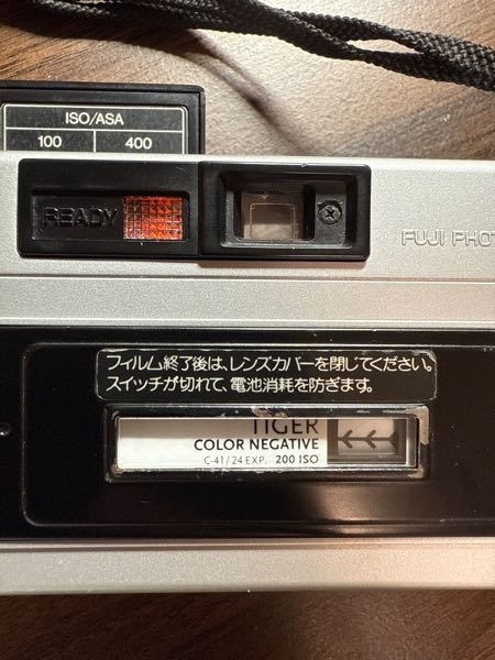 質問です。自動巻き上げ式のフィルムカメラが押し入れから出てきたので使おうと、電池とフィルムを入れたのですが、最初のフィルムの巻き上げが出来ません。 電源は入り、フラッシュを付けるとモーター音がして、READYと光る為通電はしている様ですが、フィルム窓の表記（残り枚数）が一向に変わりません。これって壊れてますよね？因みにPocket FUJICA FLASH AWというポケットフィルムカメラです。宜しくお願いいたします。