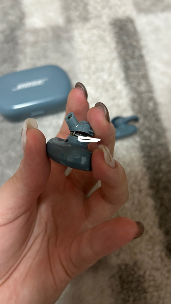BOSEのワイヤレスイヤフォンの件でご質問です。 BOSE QC Earbudsを利用していますが 片耳(左のみ)全く聞こえなくなりました。 今まで何度か片耳だけ聞こえなくなる現象は起きましたが、接続し直しで改善されるケースばかりでしたが、今回イヤフォンのリセットや 接続し直し、接続先の再起動など行いましたが どれも改善されません。 耳カバー？を外してみると 写真のようになっていました。こちらが原因でしょうか？ (※耳垢のようなものがついていたので 白線でマスキングしてます><) イヤフォンをケースに格納すると白いランプや青いランプに点灯はします。 ただ音が全く聞こえません。 こちらはもう改善不可能でしょうか？