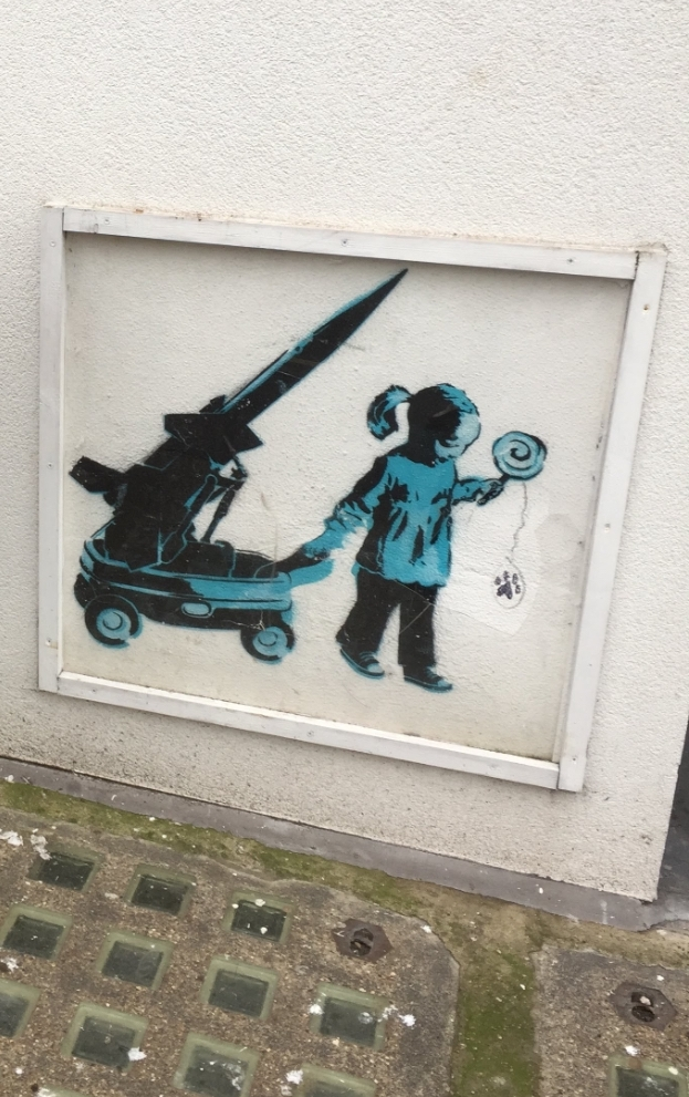 バンクシーのアートについて質問です。 バンクシーの絵画を商品も含めてネットで探しましたが添付写真のアートを一つも見つける事ができませんでした。イギリスのカムデンという街の付近にあったと思うのですが保護もされてた(一部壊されてますが)ものです。保護されてるという事は世間に認知はされてると思うのですが…。 これはバンクシーとして認められてないものなのでしょうか？ 見落としかもしれませんが公式？の本でも確認することが出来ませんでした。 ネットや本で紹介されていない或いは広く知られていないものでもバンクシー作品はたくさんあるのでしょうか？