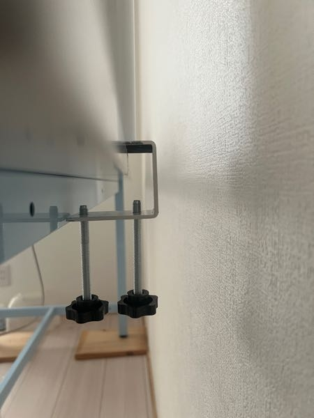 テーブルに取り付ける棚の柱がはまらないです。 画像のように固定部品が机の柱に当たってしまい、奥まで咥えることができません。 返品はめんどくさいのでなんとか使いたいです。 どちらも傷つけずに固定できる何か良い案があれば教えて頂きたいです。 今のところ、ホームセンタで木を買ってきて添え木をしてみようと思うのですが、他にも案があれば教えてください。 宜しくお願いいたします。