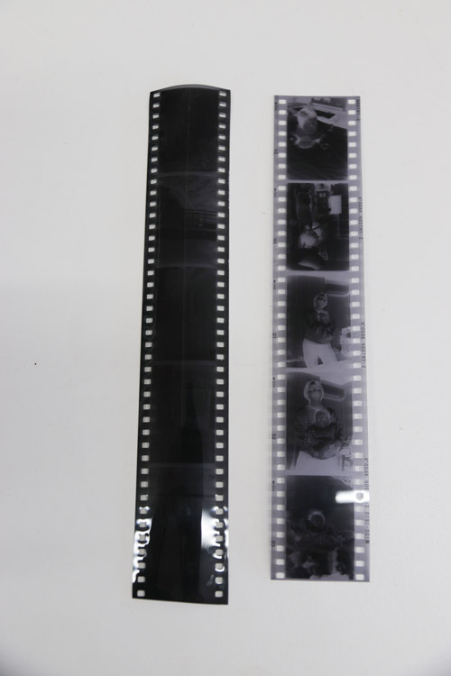 モノクロ自家現像について質問です。 フィルムはコダックＴ-Ｍａｘ400を使用 現像液はAdox Rodinalを1：50で行っています。 停止液、定着液はフジの物を使っています。 水温はすべて２０度で現像１２分/停止１分/定着５分 で一般的に調べて出ている内容で行っていますが、 ラボで現像行ったものに比べ明らかに フィルムの透明感が違います。 右側がラボで左が今回自分で現像したものです。 一般的に定着不足かと思い、乾燥後定着液に入れてみましたが 変わりませんでした。 写真もざらついた仕上がりなっています。 使用タンクはパターソンです。 現像に問題がある様に思いますが・・・原因がはっきり分かりません。 よろしくお願いいたします。