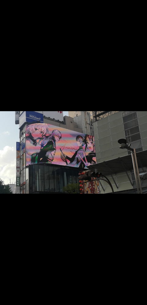 動画を撮影したところ、画像のように下から上へ移動する変な光？が映りました。 映らなくする方法はありますか？
