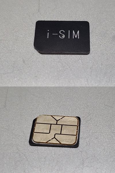 黒色に白文字で『i-SIM』と印刷されているSIMは、どこのキャリアのどういうSIMですか
