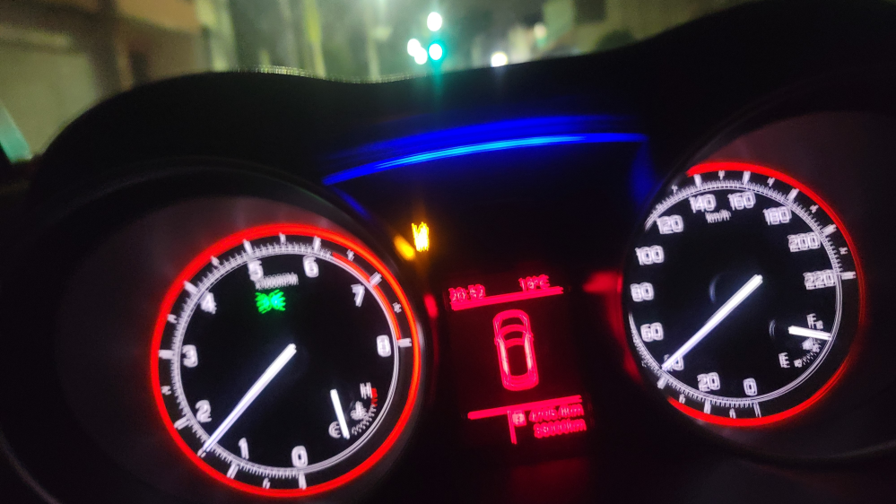 画像のような表示について。 令和2年式、DBA-ZC83S,スイフトRSに乗っております。 昨日から引き続き、おもむろに画像のような表示がされます。取扱説明書を隅々まで閲覧しても、同じ表示の説明はありませんでした。 メッセージ等は特に表示されておらず、「ポーン」という音とともに一秒程度表示されます。 どういった趣旨のメッセージなのかを、心当たりのある方、有識者の方にご享受いただきたいです。 ハンドルに挟みながら撮った動画のスクショですので鮮明な画像でなく申し訳ありません。 お力添えをお願い致します。