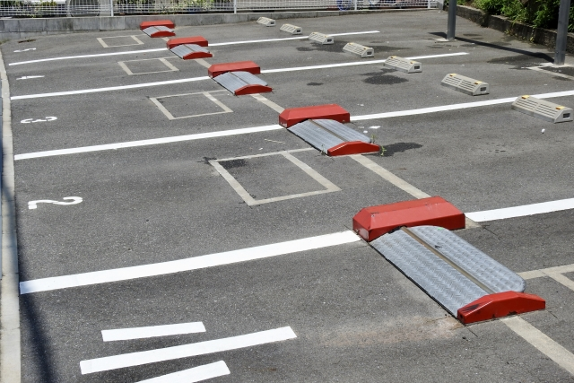 また高速道路での逆走による大事故が発生しましたが、以下の逆走防止策は実現不可能でしょうか？ ・ 一般道路から高速道路への進入路や、ＳＡとかＰＡから本線への合流（進入？）路の入って直ぐの所に、逆走車を感知したら有料駐車場で見られる様なロック版が立ち上がり、前輪をブロックもしくはパンクさせると言う様な対策は出来ないのでしょうか？