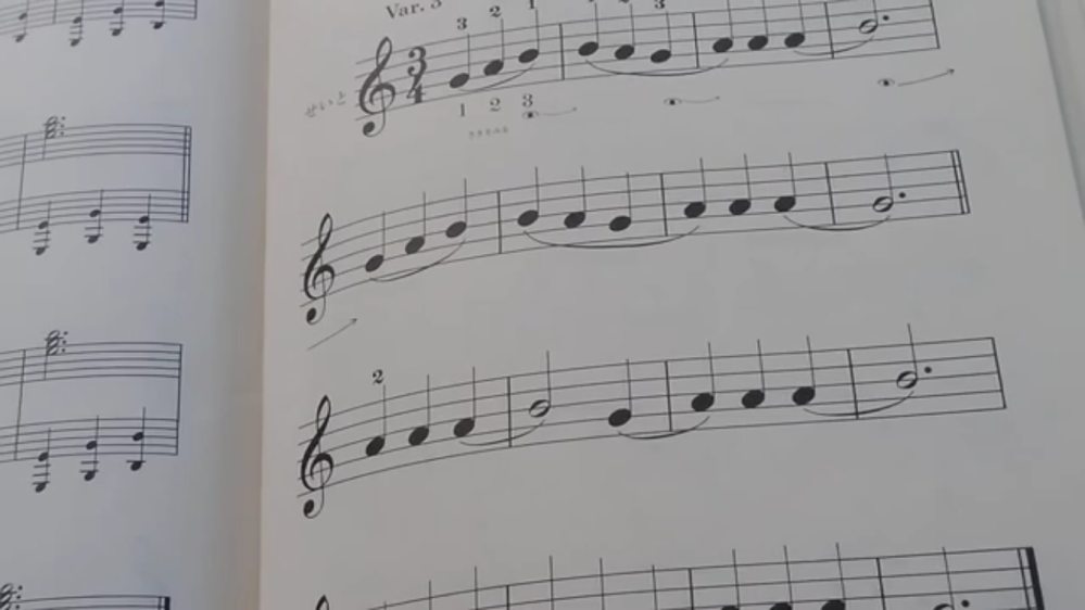ピアノは、音符を「先を見る」ことが大切ですが、大体、何歳くらいから、意識したら良いでしょうか？ 画像は、バイエルの左手のテキストですが、目のマークが「先を見る」を表しているようです。 このテキストの年齢対象は、大体5歳くらいだと思って良いでしょうか？ ということは、3、4歳からピアノ を始めたとして、1つ1つ音符は読めるようになって、5歳くらいから「先を見る」を意識したら良いでしょうか？