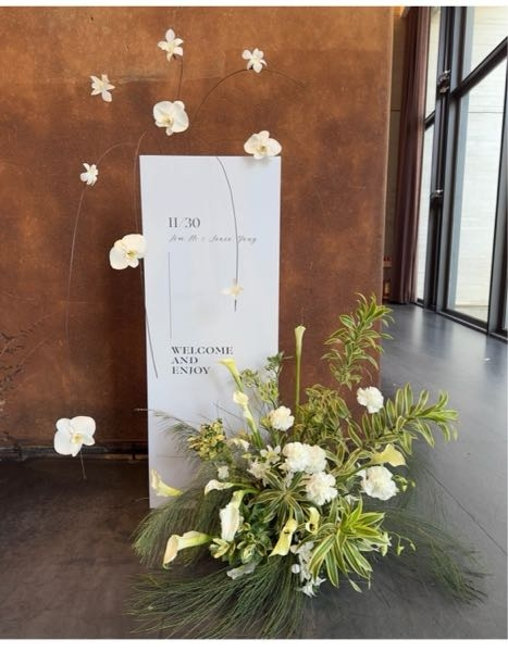 結婚式で写真のような地面から生えてる装飾をしたいと思っています。これはどのように設置しているのでしょうか？