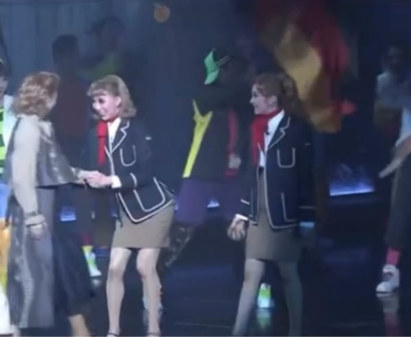 宝塚歌劇団の作品フリューゲルの 壁の前で「歓喜の歌」を歌うシーン この娘役お二人の名前を教えてください。