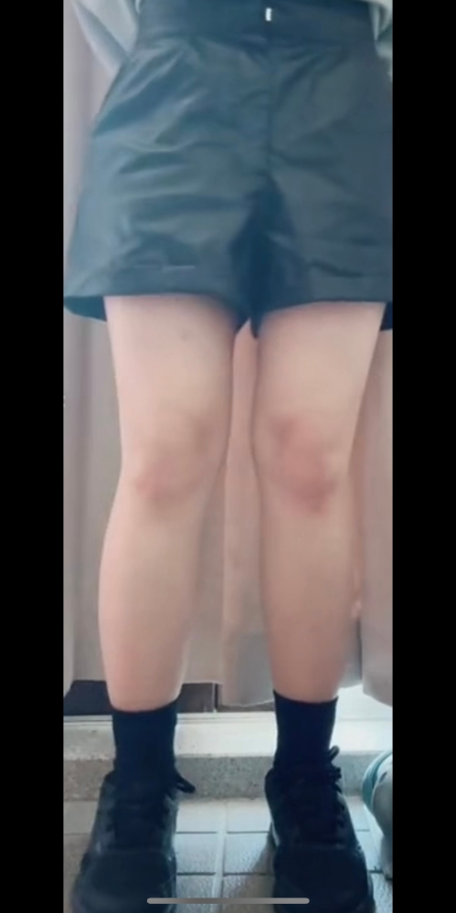 お母さんに足が太いって言われたんですが、これって太いですか？ 最近脚やせ動画試してて、普通ぐらいにはなったつもりだったので、すごくショックでした。 客観視うまくできないので、教えてほしいです。