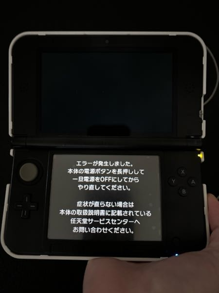 機械詳しい方至急で教えてください！ 最近3DSを起動して数秒待つと急にエラー発生画面になります。 原因を探っていると、どうやら無線をオンにしている時にこのような画面になることがわかりました。 オフだと普通に遊べます。 無線をオンにしてもこのような画面にならないようにするにはどうすればいいでしょうか？？
