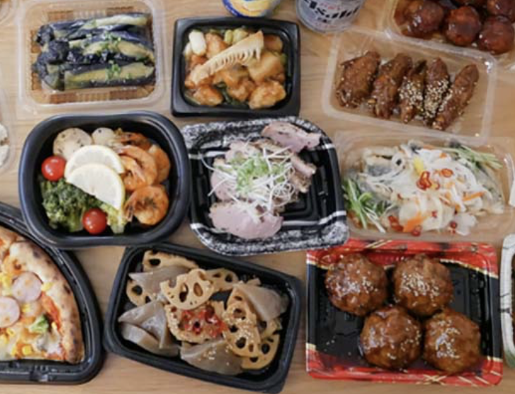 スーパーでお惣菜を買って来て夕食のおかずにする場合、 容器からお皿に移し替えますか？