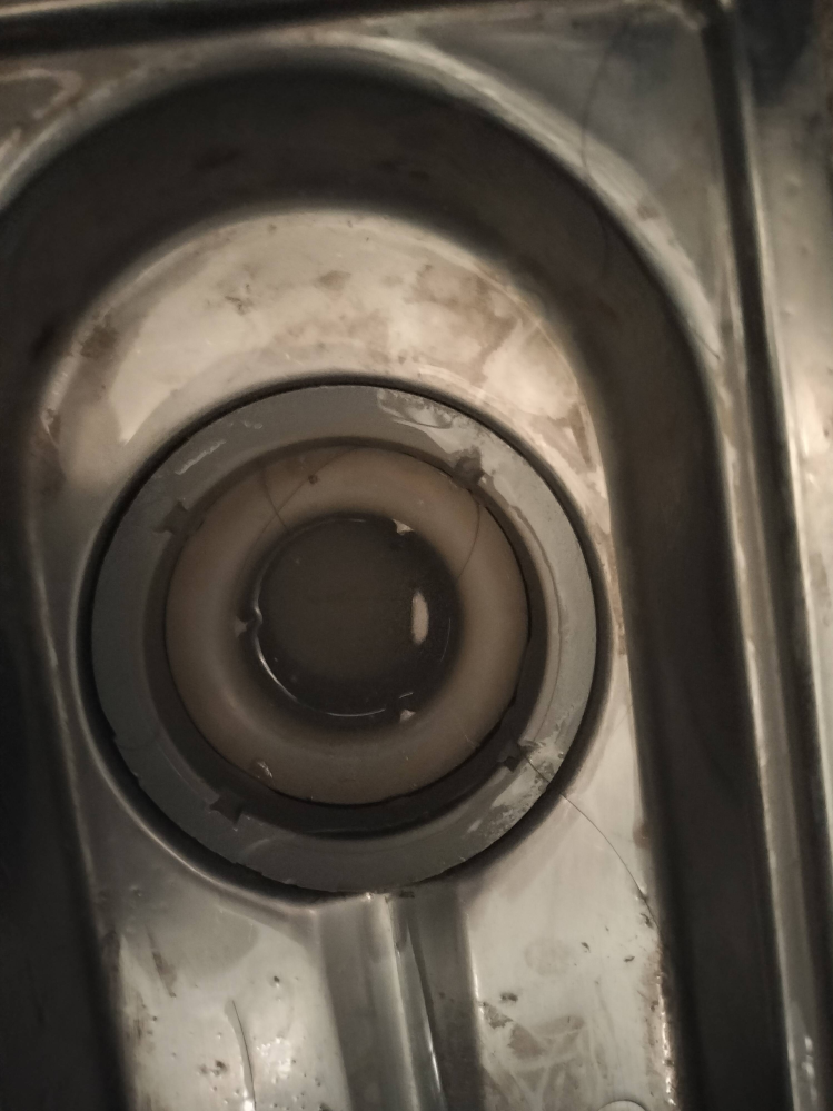 画像の排水トラップの外し方が知りたいです。 外枠の凹んでる箇所にひっかけて回してみましたが外れません。 右回しも左回しも試しました。 中央のトラップ自体は外れてるのか動きます。 よろしくお願いいたします