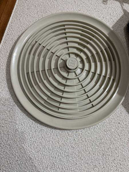 マンションの壁に通気口はきちんと閉めません。閉めても、小さいギャップあります。つまり、風が強い日いつも写真のところから入って来る。この場合、DIYでどうすればこの問題解決できますか？ もし何か部品、材料が必要な場合、キャプチャ付け解答お願いします！