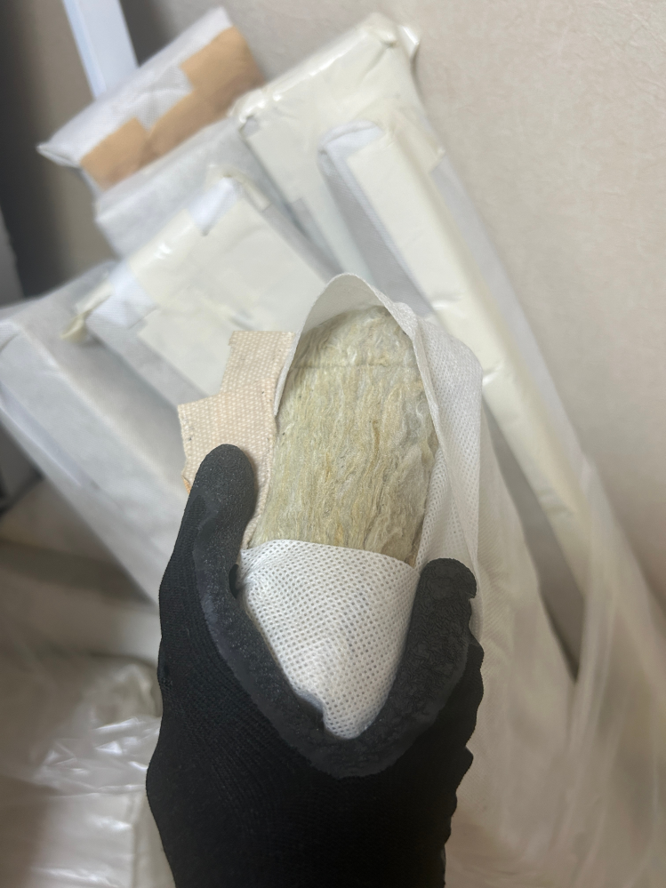 先日中古の簡易防音室を購入した際におまけでよくわからない防音材を付属してもらい、よくあるスポンジの吸音材かなって思いながら家に帰って吸音材をよく見てみるとスポンジではありませんでした。 ワタみたいな素材なのですがこれは何でしょうか。さすがに昔問題になったアスベストとかではないですよね？