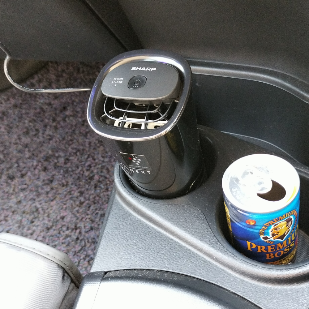 車に取り付ける空気清浄機の取り付け方の質問で、 商品名（アマゾン）：シャープ プラズマクラスター イオン発生機 車載用 カップ型 最高濃度 NEXT(50000) 消臭 ブラック IG-MX15-B 私の車はトヨタのアクア（2016年式）です。 添付した写真の通り、ドリンクホルダーに置きましたが、フィルターがふさがっていますが、OKでしょうか？（少しの隙間あり） （他にどこに置けるか完全にチェックしましたが、そこだけです。）