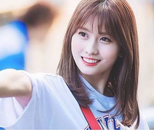 twiceのモモってどうして少し面長気味の輪郭なのに黒髪前髪ぱっつんが似合うのでしょうか？？ それとなぜモモは少し輪郭が面長気味なのに下記の画像の顔は丸顔に近くて可愛くてキュートな感じになっているのかも気になります。 嫌味とかではなく、私がモモと同じくブルベ冬で面長気味で黒髪前髪ぱっつんのキュートだけどミステリアスな感じにしたいので参考にするために質問しました。