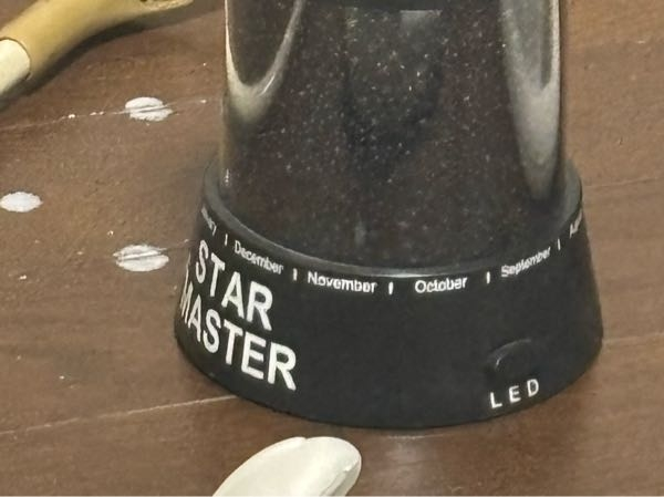 先程変なジリジリとした音がして起きるとライトが煙？ のようなものを少し出していて急いでコンセント部分を抜いたのですが持ち上げると電池が入っている部分から変な白い液体がこぼれ落ちてきました。これってなんですか？このままにしておくのは危険ですか？