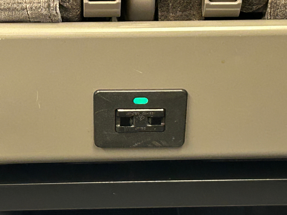 今東北新幹線に乗っているのですが、座席の後ろの下方についているこれは一体なんなのでしょうか。コンセントかと思いプラグをさそうと思いましたがうまくはまりませんでした