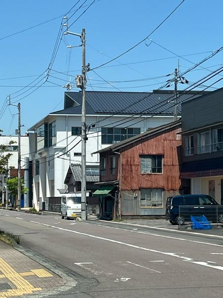 屋根のスペシャリストになりたいのですが 画像の屋根（横葺きからたてに瓦棒なりふいてる） どうしてそんな施工するんでしょうか？ デザインの為ですか？？