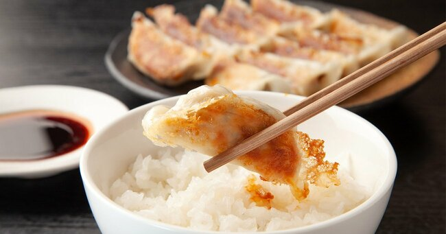 夕食に餃子ライスはアリですか？ 餃子と白米だけです。