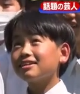 高校1年生です 髪型についてあまり詳しくなくて この子のような髪型にしたいのですが、この髪型をオーダーするにはどう説明すれば良いのか知りたいです。どなたか教えてくださると嬉しいです