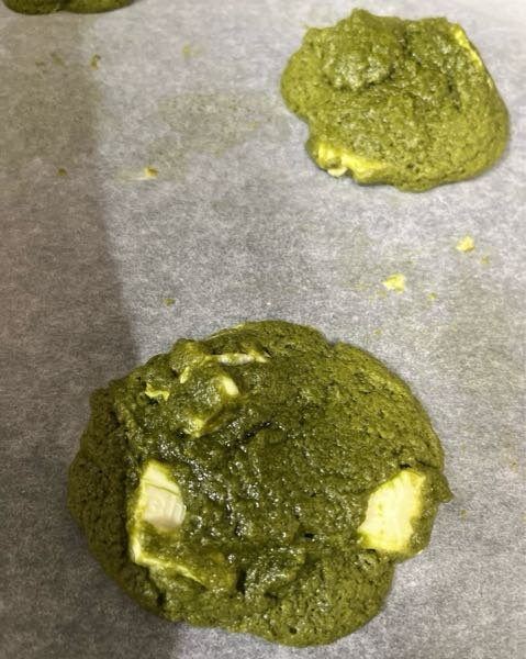 クッキーを焼いた時に写真のように水気が多くなってしまいます。表面がサラサラとしたクッキーにしたいです。 バターは常温に戻したり、天板も一緒に予熱しています。原因が分かる方いたら教えて欲しいです。