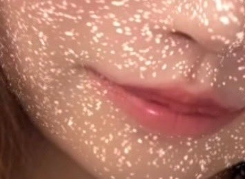 このフィルター気持ち悪いのになぜ流行ったんですか？ 昔の蓮コラと同じで集合体苦手な人は無理なやつ