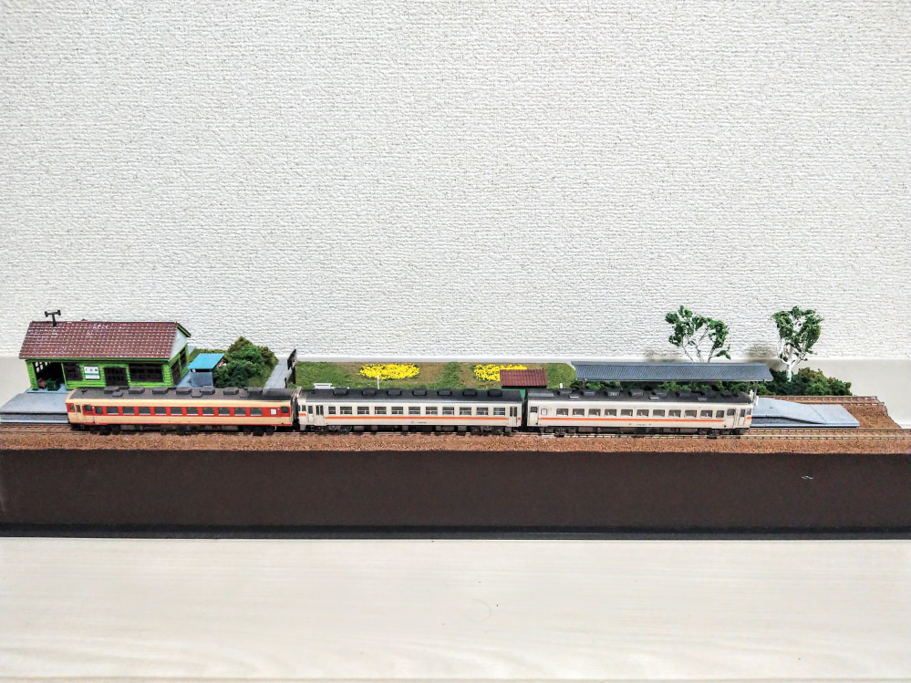 関西本線のJR難波から名古屋までの乗り継ぎ動画です https://youtu.be/-s8s-fKGC9k?si=RiiLR3pffW6wE_e4 ①動画の36分過ぎあたり 中在家信号場跡を過ぎた後も少し続く複線用地は、動画内コメントでも「何の用地？」ありますが、何の用地なのでしょうか ②38分過ぎあたり 動画内コメントで「既にこのあたりから亀山駅構内」とありますが、広く取っている理由が知りたいです ③40分前後 亀山駅の広い構内が映りますが、いまはキハ120の車庫以外は単なる留置線用途でしょうか
