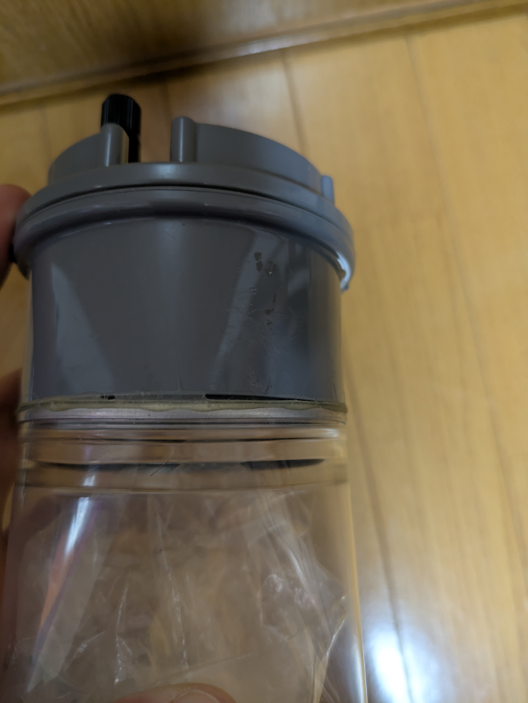 接着剤についてです。 テニスボールを加圧する容器のつなぎ目に使用するのですが、加圧しても取れない(空気漏れのない)接着剤を探しています。 スコッチのスーパー多用途2という接着剤を使用したのですが、30psiの圧力をかけたら破裂してしまいました。 出来れば35psiくらいの圧力をかけても破裂しない接着剤が欲しいです。 接着はプラスチックとアルミを接着します。 (破裂した写真を添付します) 回答よろしくお願いします。