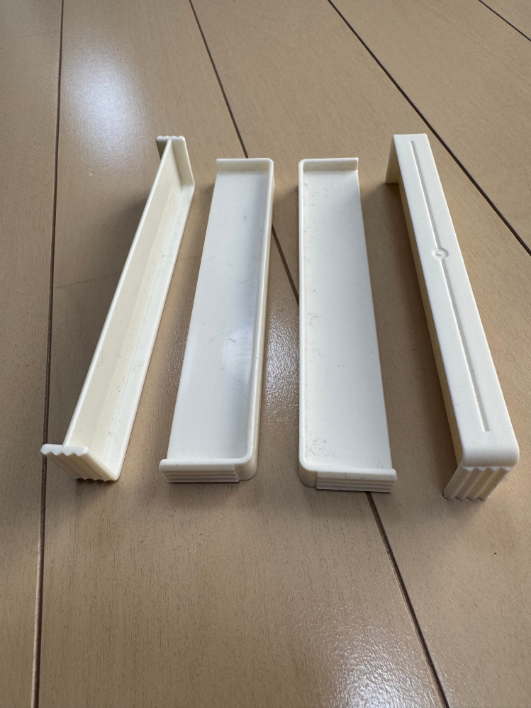 この部品が何の部品か教えて下さい。 家から出てきたこの部品（全て同じ形で計４個）が何の部品か分かりません。 ご存知の方いらっしゃれば教えて下さい。