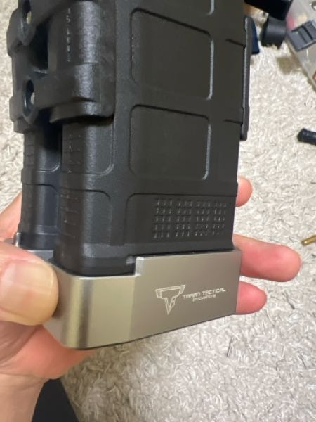 実物のpmagにTTIマガジンバンパーをつけたのですが、いざ外そうと思ったら中のスプリングがバンパーの中に入ってしまって、写真のようにズラそうとしても引っかかって取れなくなってしまいました。 何かいい方法ありますかね？ 恐らく実物マガジンのバネ底についている部品もろともバンパーに入れてしまっているんですが、これはもうバンパー破壊しかないですかね……