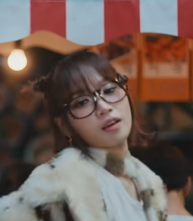 Le Sserafimのこの子の名前が知りたいです。 動画では伊達メガネをしているのでイマイチわかりません。