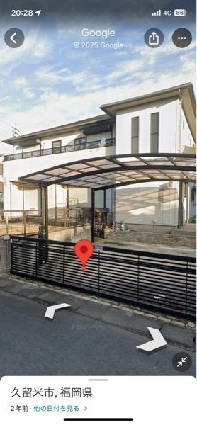 20年以上放置されてる家が地元にあるのですが、何故放置されてるのか気になります。結構普通の家です 自分が物心着いた時にはその家があり、近くで遊んだりしてました。周りはアパートや住宅街で角っ子にたっており、夜中通るとそこだけどこか異質さがあります。 小さい頃からシャッターが降ろされており、郵便物もそのままでビックリしました。 郵便物は、Googleマップで見ると誰か掃除してるのかいっぱいになってたりなってなかったりです。落書きも窓ガラス1つも割られてなくて中がどうなってるのか何故そのままなのか不気味すぎて気になって仕方ありません。 今も普通に住めそうな家でめちゃくちゃ怖くないですか？ 結構デカイんです。 恐らく子供とペットがいたお金持ちだと思うんですが… 侵入したら絶対呪われる系の家ですよね？