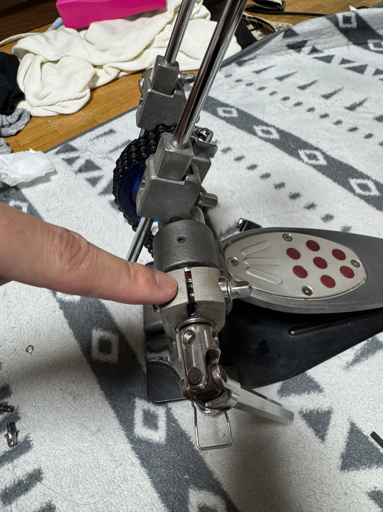 ドラムのツインペダル、エリミネーター レッドラインのドラムのペダルが戻らなくなってしまいました。 スプリングを新品に交換したところ、戻らなくなりました。 写真の指を差している部品がビーターと連動していないのが原因かと思うのですが、何か原因がわかる方いますでしょうか？？ よろしくお願いします。