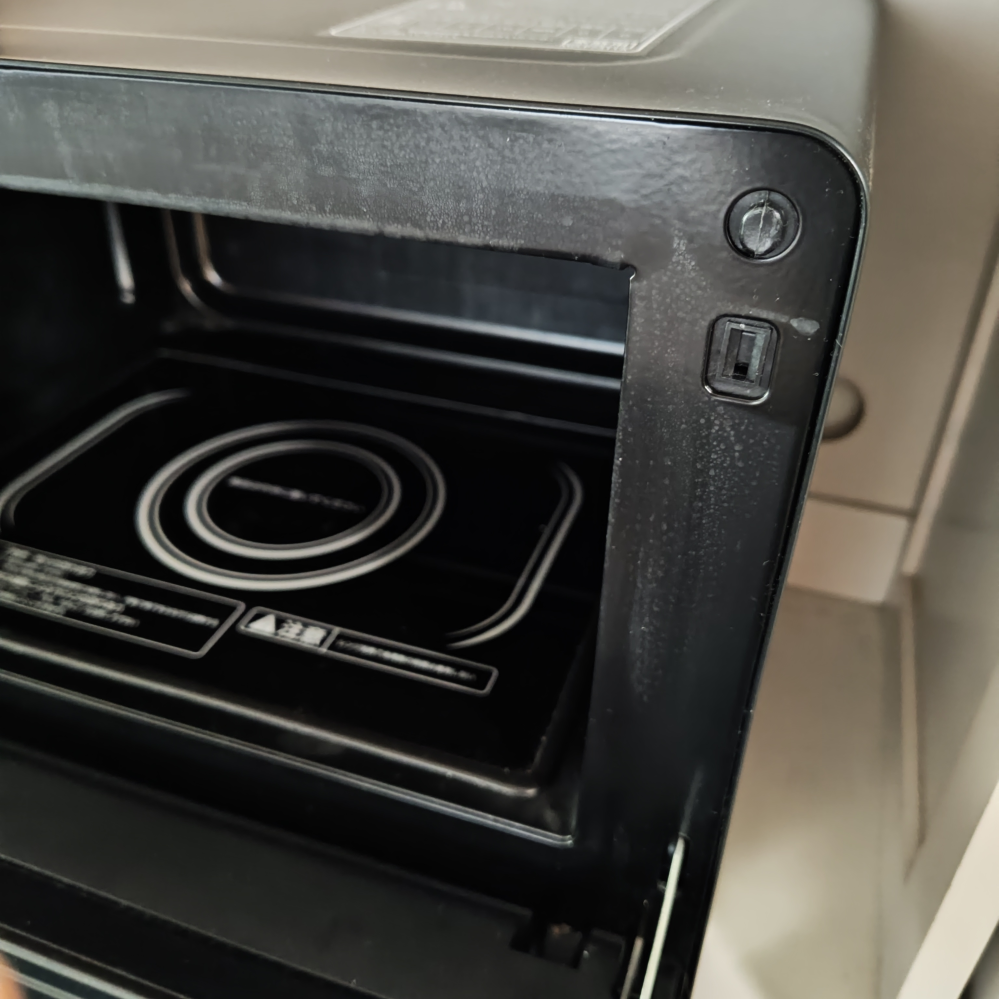 電子レンジが、加熱途中で止まってしまう現象が…。扉をぐっと押し込