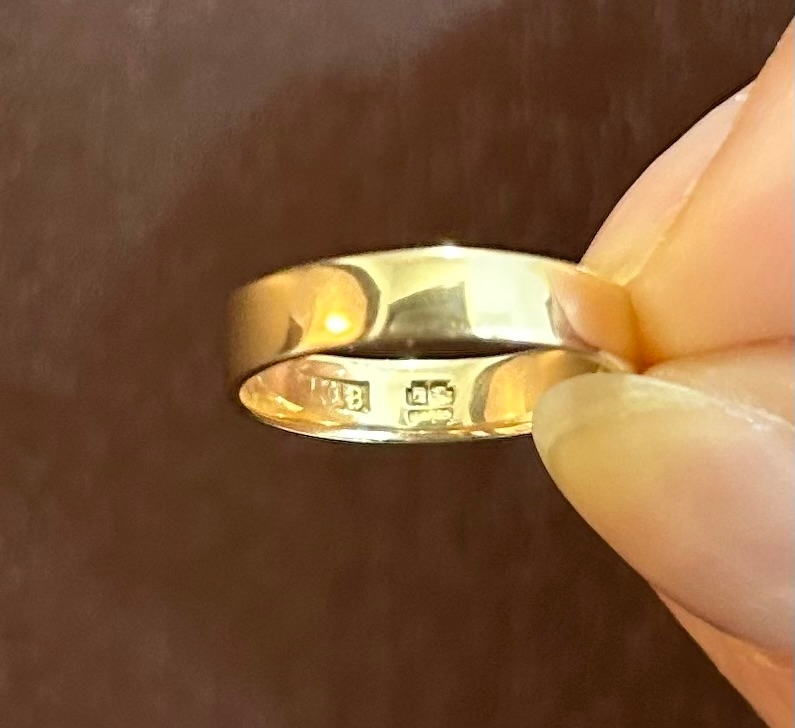 リングの刻印について詳しい方に質問です。家にある18金のリングなの