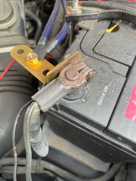 車のバッテリーのマイナス端子に泥？液体が固まったような跡がありました。これはなんですか？