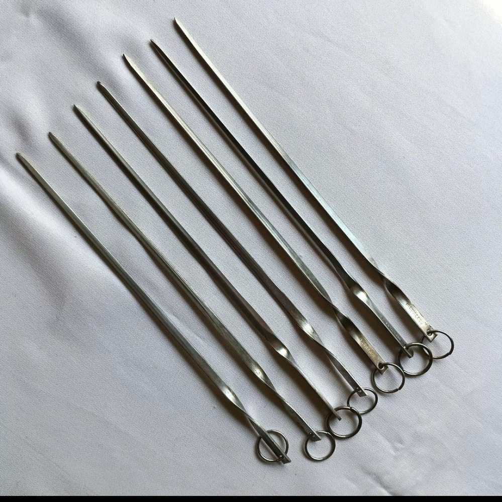 画像のようなステンレス製バーベキュー串について質問です。 100ショップで売ってるステンレス串と キャンプ店で売ってるステンレス串は同じステンレスでも何か違いがあるのでしょうか？ 見た感じ同じように見えるのですが厚み？が違うのかな？ それとも熱伝導が違うとか？ 厚み以外あまり変わらないら 100円ショップでもいいかなと？ ちなみに家庭で年数回使用します。