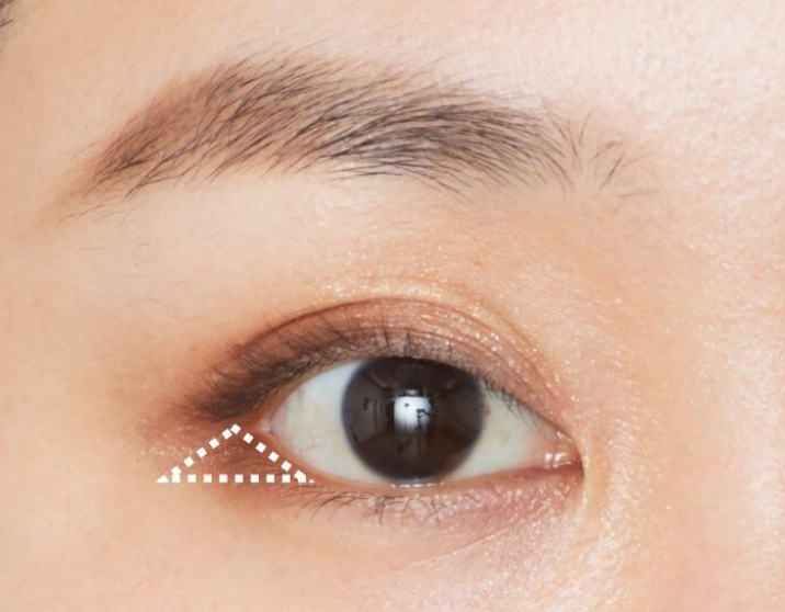 アイシャドウのことなのですが、こちらの三角ゾーンを塗る場合にはチップかブラシならどちらでも塗るのが良いでしょうか？