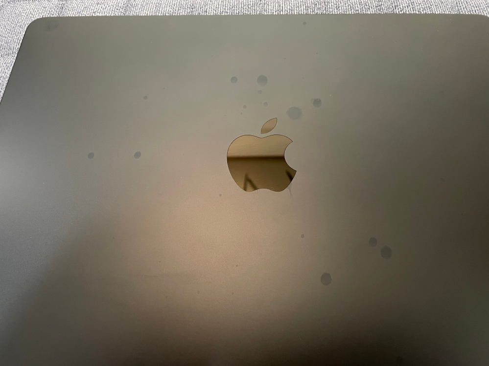 画像のようなMacBookの汚れが、湿らせた布などで拭いても取れません。 綺麗にできる方法をご存知の方いらっしゃいましたら教えていただけると幸いです。